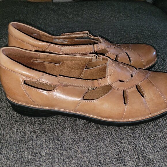 Cute Clarks Leather Loafers - Picture 4 of 11